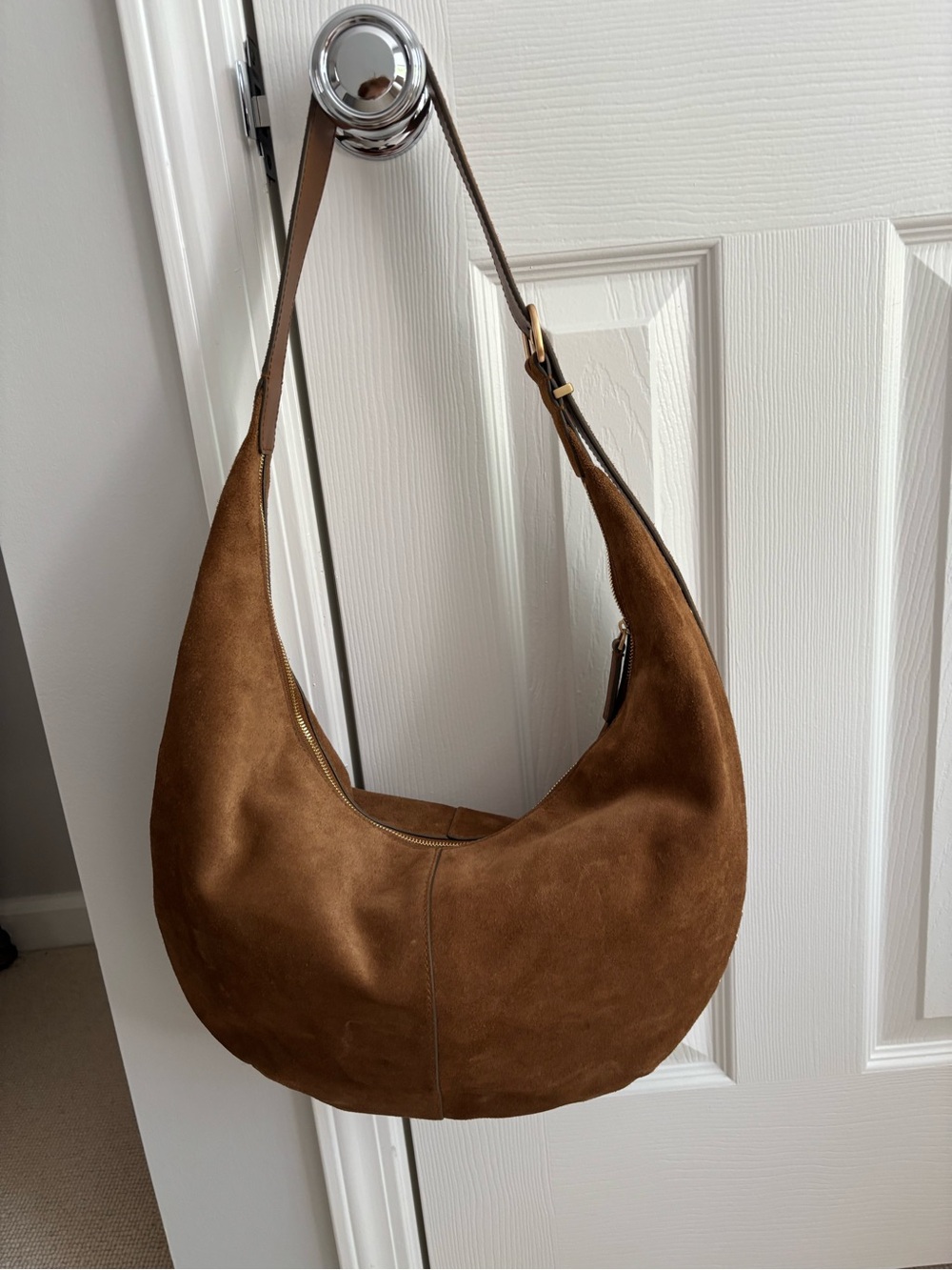 Madewell Essential Curve
Suede Hobo Bag - Picture 5 of 5